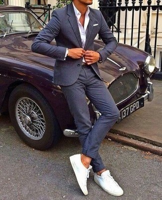 Comment porter un costume bleu avec des baskets blanches pour un style elégantes