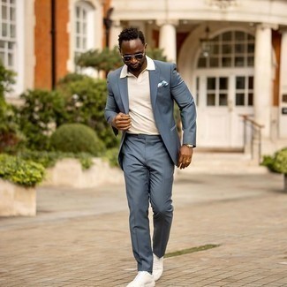 Comment porter un costume bleu avec des baskets blanches