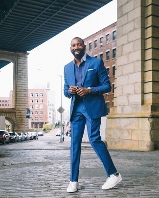 Comment porter un costume bleu avec des baskets blanches