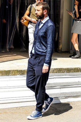 Comment porter un pull bleu au printemps
