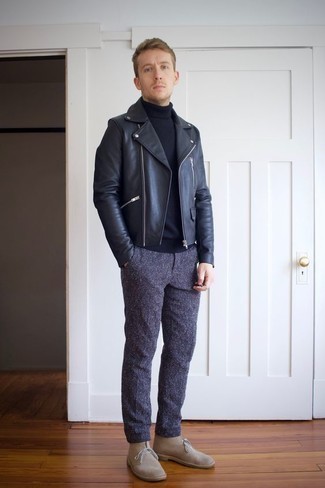 Comment porter un pull bleu pour un style decontractés quand il fait frais à 20 ans