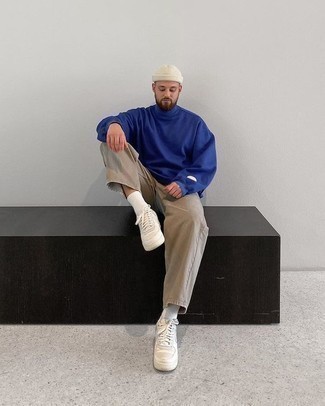 Comment porter un pull bleu au printemps
