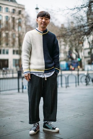 Comment porter un pull bleu au printemps