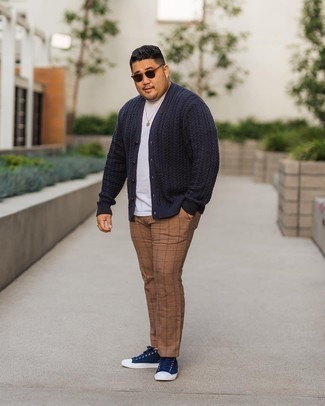 Comment porter un pull bleu au printemps