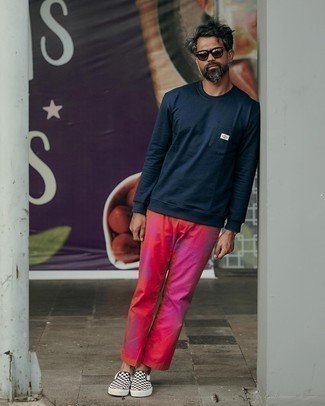 Comment porter un pull bleu au printemps