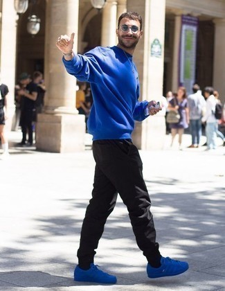 Comment porter un sweat-shirt bleu