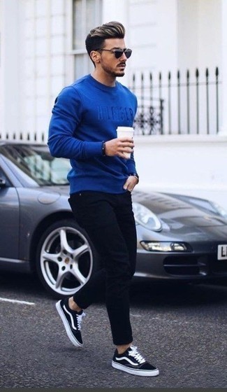 Comment porter un sweat-shirt bleu