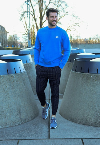 Comment porter un sweat-shirt bleu