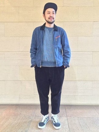 Comment porter un sweat-shirt bleu