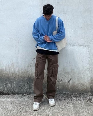 Comment porter un sweat-shirt bleu
