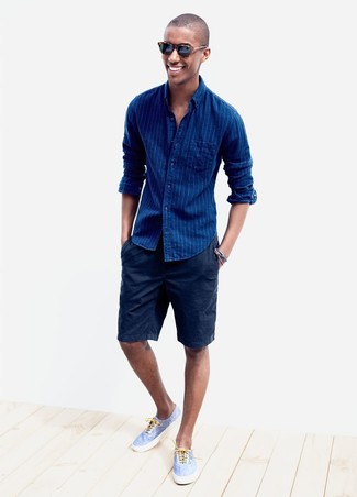 Comment porter une chemise à manches longues à rayures verticales bleue