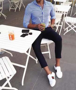 Comment porter une chemise à manches longues à rayures verticales bleue
