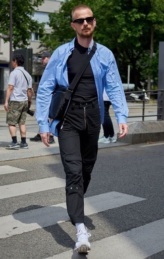 Comment porter une chemise à manches longues à rayures verticales bleue