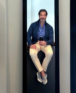 Comment porter une chemise à manches longues à rayures verticales bleue