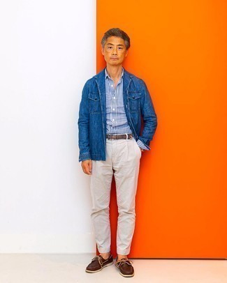 Comment porter une chemise à manches longues à rayures verticales bleue
