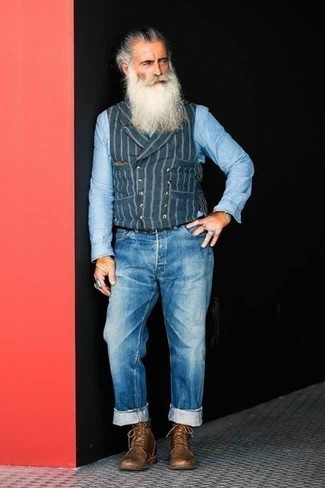 Comment porter un gilet à rayures verticales bleu