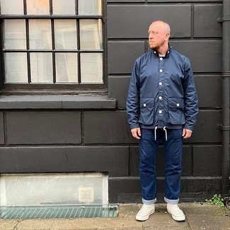 Comment porter un coupe-vent bleu au printemps