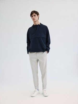Comment porter un coupe-vent bleu au printemps