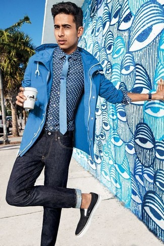 Comment porter un coupe-vent bleu au printemps