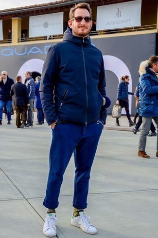 Comment porter un coupe-vent bleu au printemps