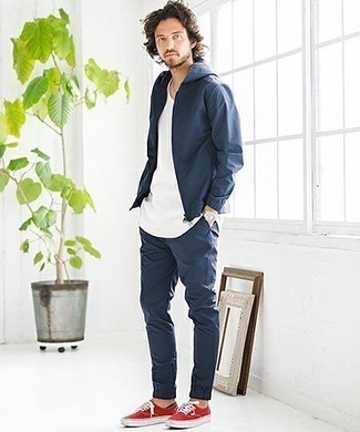 Comment porter un coupe-vent bleu au printemps