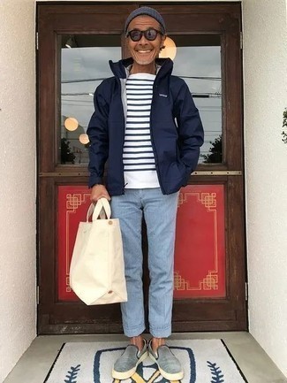 Comment porter un coupe-vent bleu au printemps