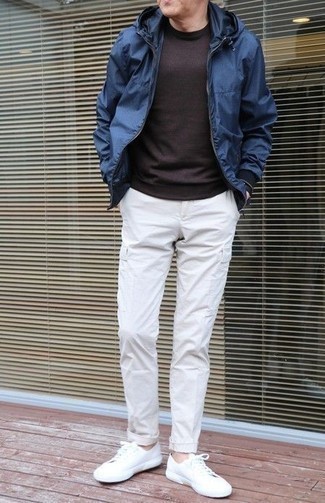 Comment porter un coupe-vent bleu au printemps