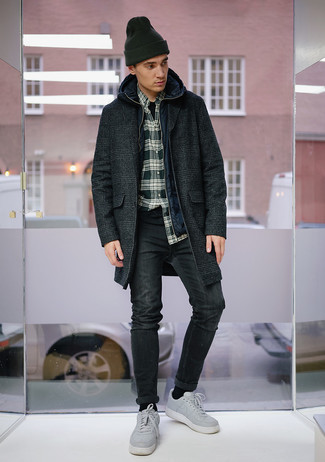 Comment porter un coupe-vent bleu quand il fait froid