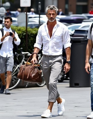 Comment porter une serviette pour un style decontractés quand il fait très chaud
