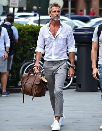 Comment porter une serviette pour un style decontractés quand il fait très chaud
