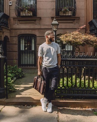 Comment porter une serviette pour un style decontractés quand il fait très chaud