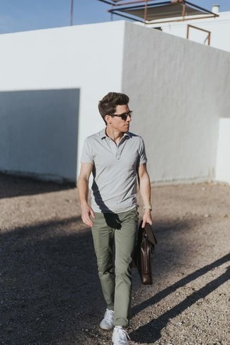 Comment porter une serviette pour un style decontractés quand il fait très chaud