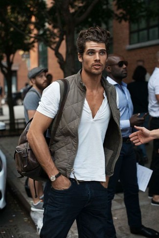 Comment porter un sac à dos marron pour un style decontractés