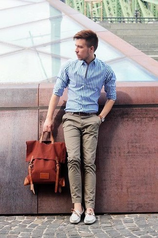 Comment porter un sac à dos marron quand il fait chaud