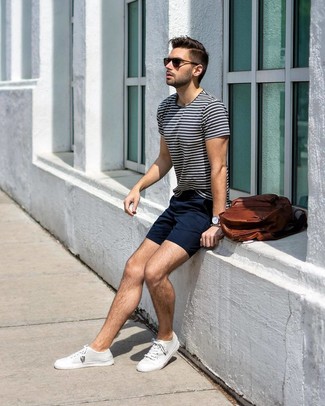 Comment porter un sac à dos marron pour un style decontractés