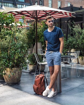 Comment porter un sac à dos marron pour un style decontractés