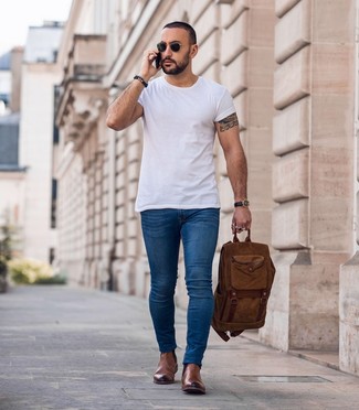 Comment porter un sac à dos marron quand il fait chaud