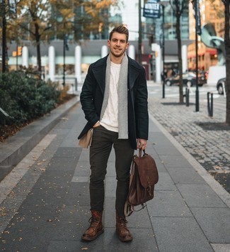 Comment porter un sac à dos marron quand il fait froid