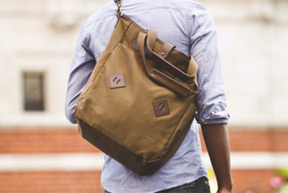 Comment porter un sac à dos marron quand il fait chaud