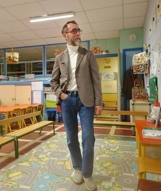 Comment porter un blazer marron au printemps