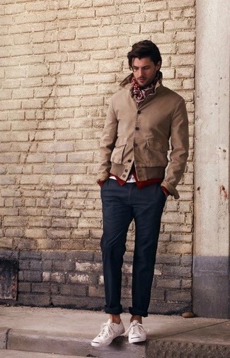 Comment porter un blouson aviateur marron