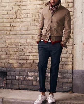 Comment porter un blouson aviateur marron