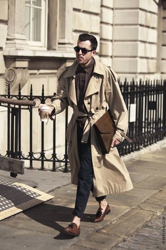 Comment porter une serviette marron pour un style chic decontractés en automne