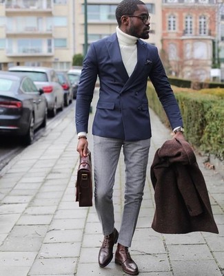 Comment porter une serviette marron quand il fait frais