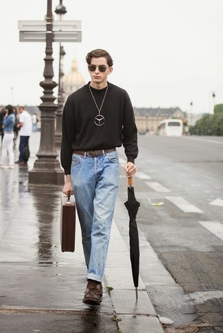 Comment porter une serviette marron pour un style chic decontractés au printemps