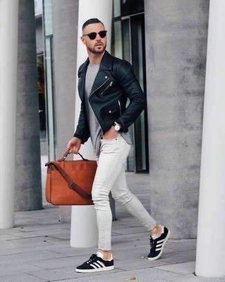 Comment porter une serviette marron pour un style decontractés quand il fait frais