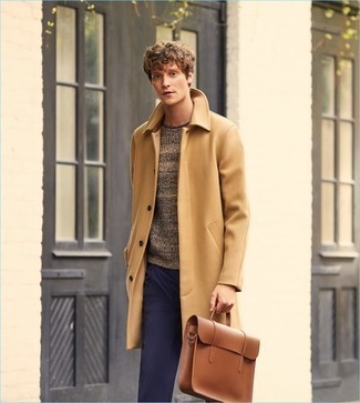 Comment porter une serviette marron pour un style chic decontractés quand il fait froid