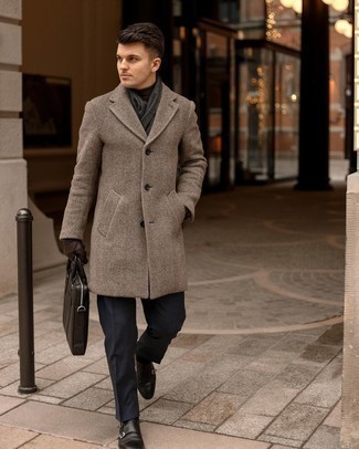 Comment porter une serviette marron pour un style chic decontractés quand il fait froid