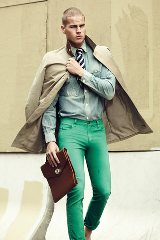 Comment porter une serviette marron pour un style chic decontractés au printemps