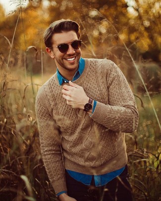 Comment porter un pull torsadé marron